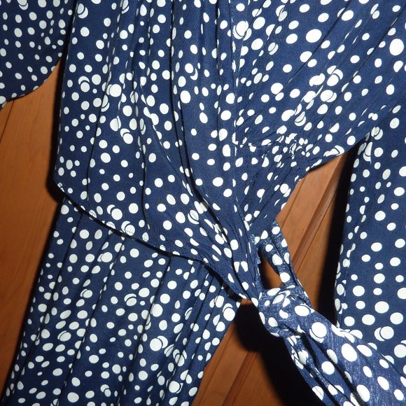 Flattering wrap dress, dark navy blue & white polka dots Casual Corner Sexy - Picture 4 of 8